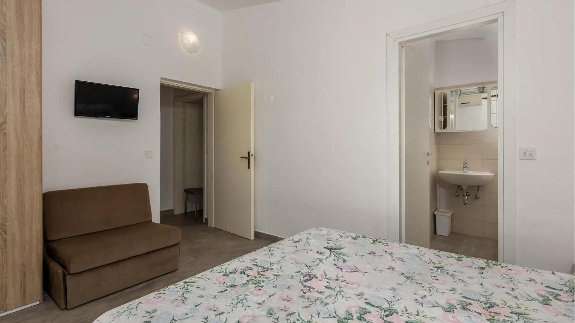 Beautiful Apartment In Barbat With House Sea View Barbat na Rabu